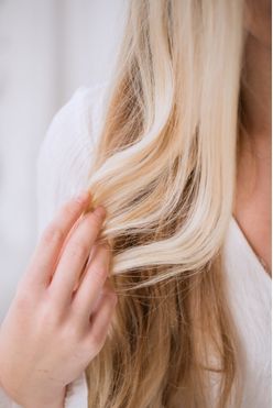 Detail zdravých, lesklých a dokonale lehkých blond vlasů po správné aplikaci tuhého kondicionéru